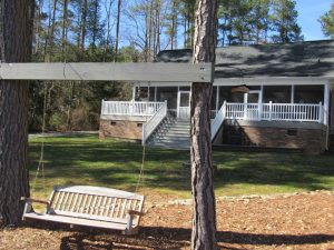 https://www.cottagevacations4u.com/vacation-home-lakenorman-all-decked-out/